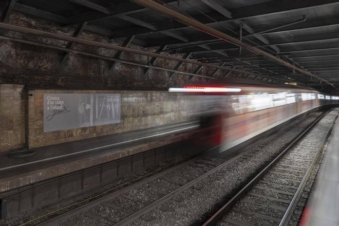Un home mata presumptament el seu pare a Barcelona i intenta suïcidar-se al metro