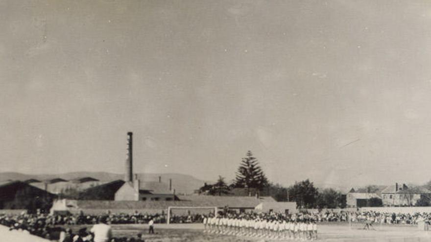 Inauguración del actual campo de fútbol de A Estacada, el 3 mayo de 1959, con un festival gimnástico del Colegio Maristas.  // Foto cedida por Asociación Cultural Santos Reis