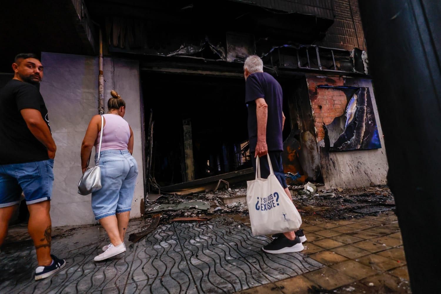 Los vecinos desalojados por el incendio en la avenida del Puerto esperan para entrar en sus casas