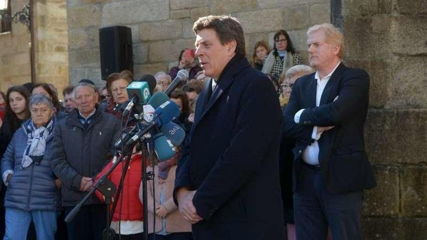 Juan Carlos Quer en el homenaje a su hija en A Pobra. // Noe Parga