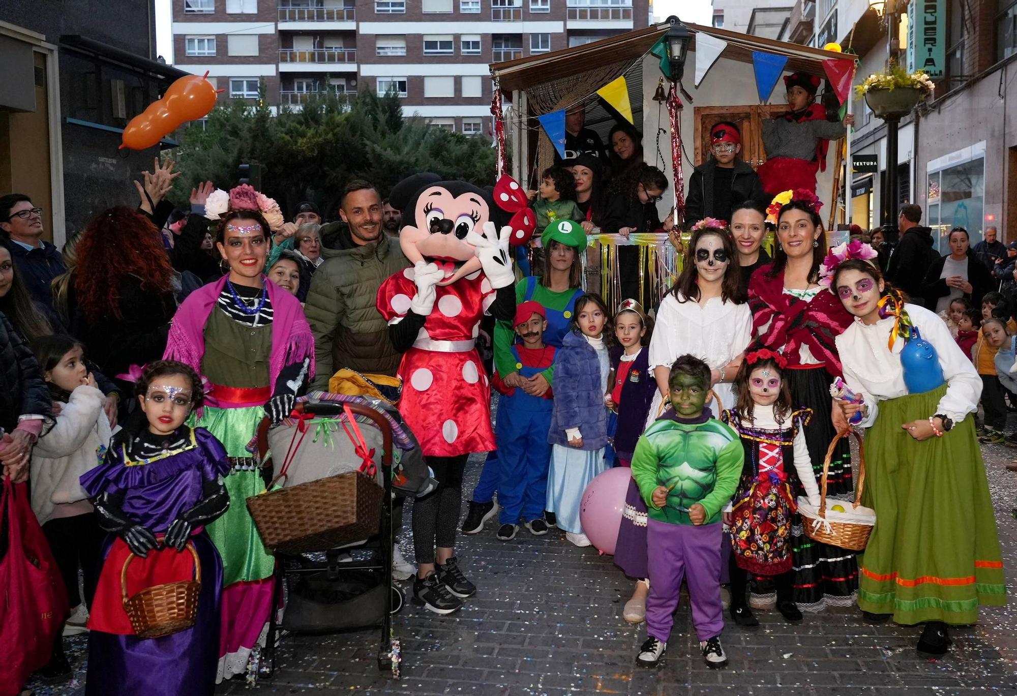 Desfile de animación de collas y carros engalanados