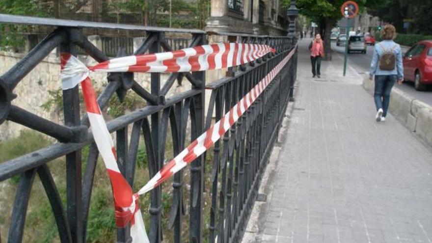 Las barandillas del puente de Cervantes se han deteriorado en las últimas semanas.