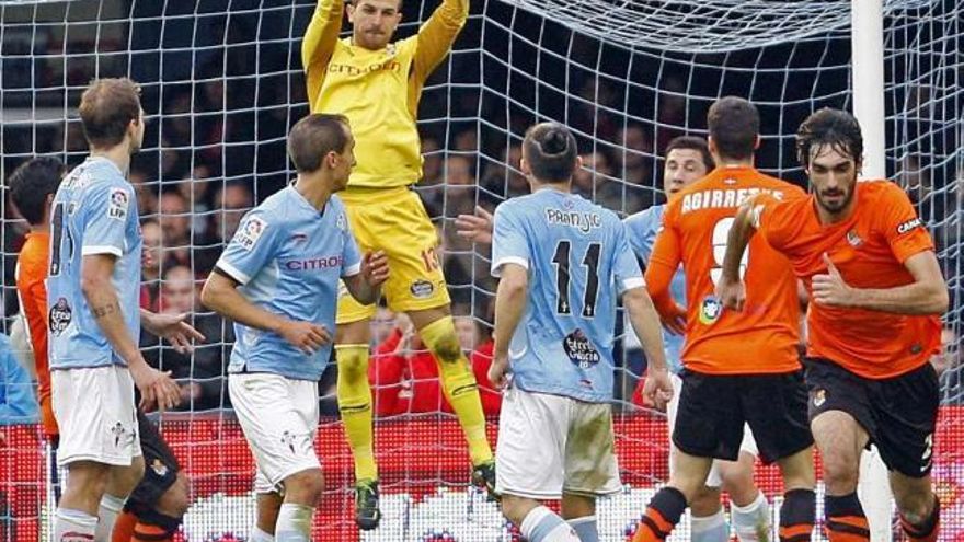 Javi Varas bloca el balón durante el encuentro de ayer. // Marta G. Brea