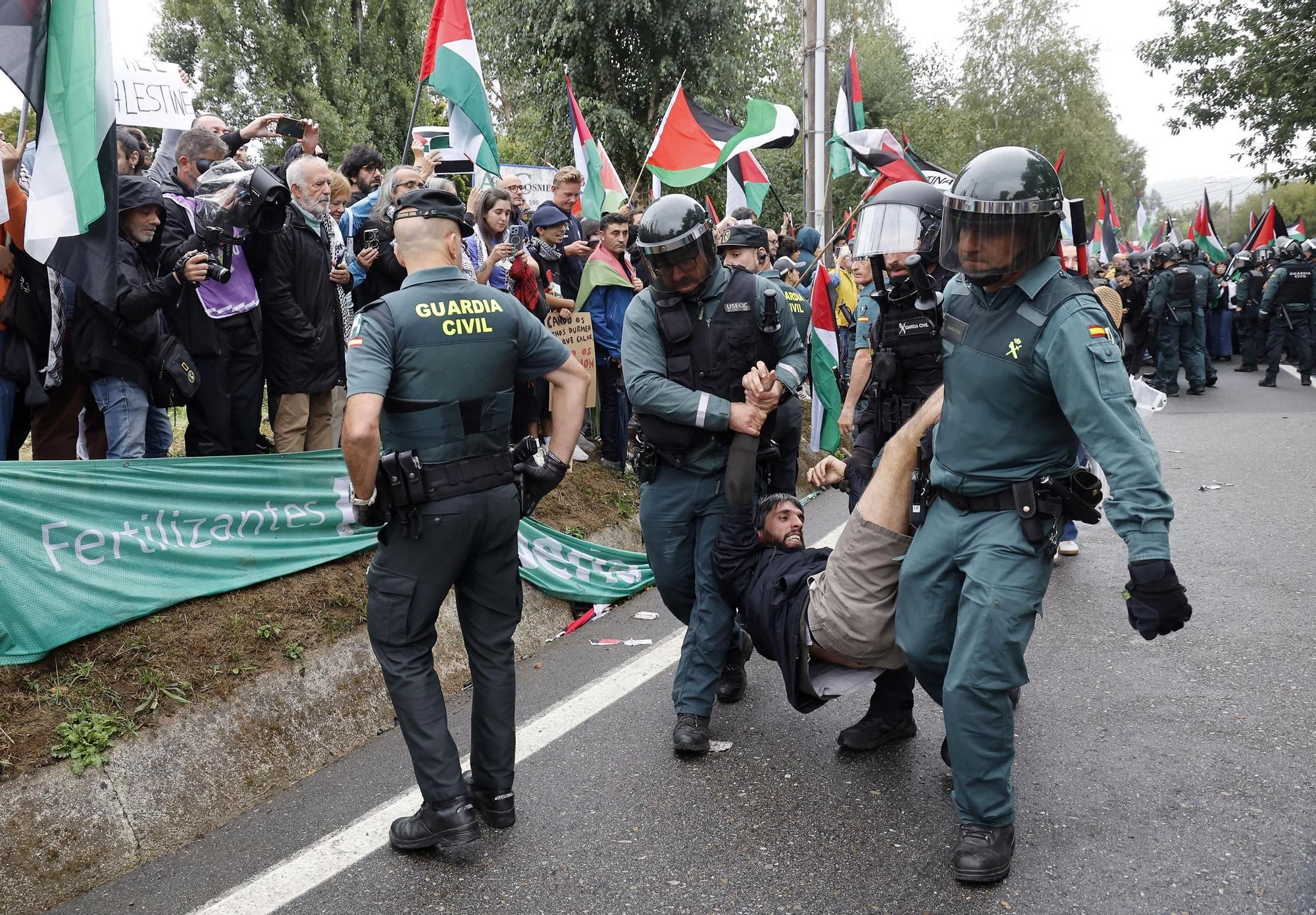 Concentraciones contra el equipo de Israel por el genocidio en Gaza durante el paso de La Vuelta por Pontevedra