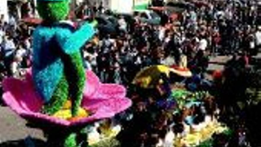 La carroza ´El dragón´ gana en el desfile de la romería de Campanario