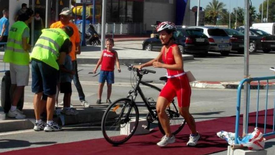 Una triatleta terminando el segmento de bicicleta.