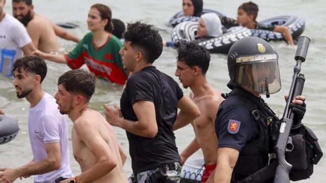 Joves marroquins arribaven ahir a la frontera de Ceuta. | REDUAN DRIS / EFE