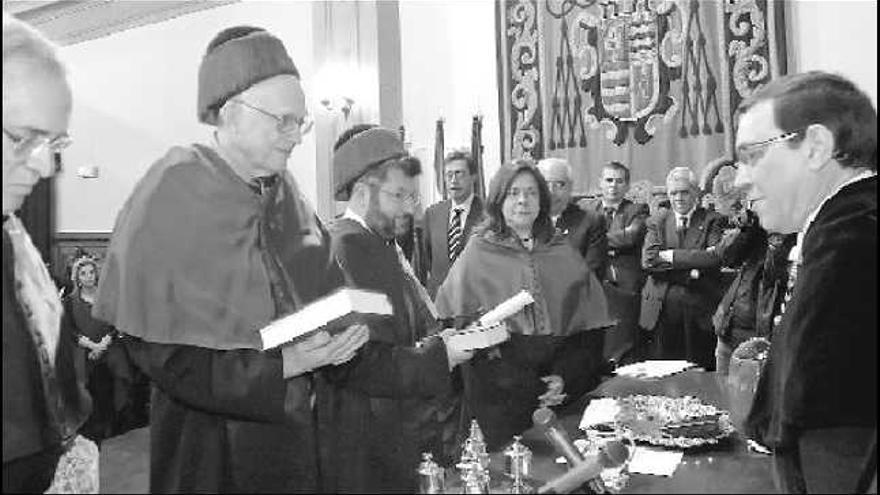 Por la izquierda, Marcos Vallaure, Walter Álvarez, Efim Zelmanov y Consuelo Martínez, frente al rector Juan Vázquez.