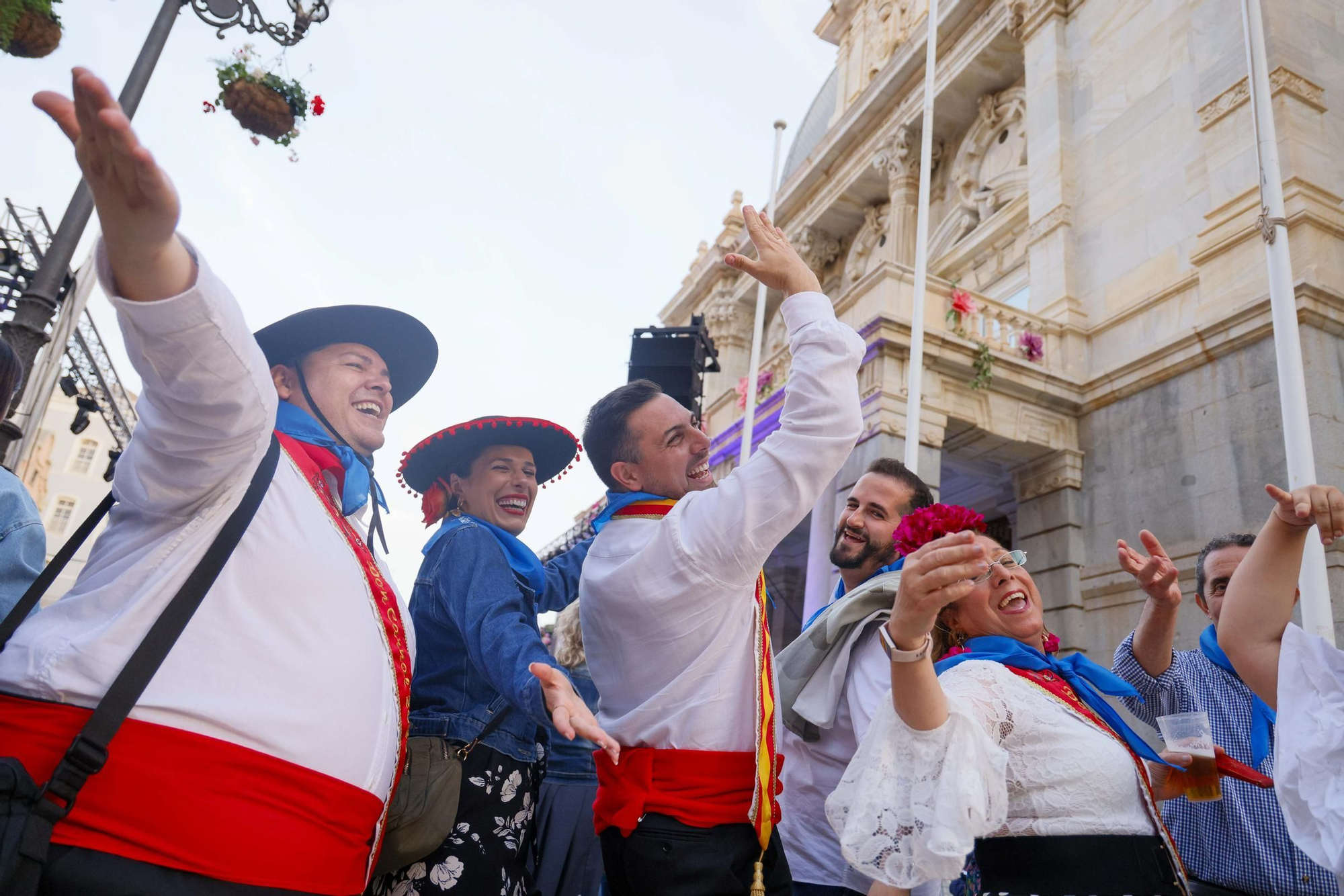 Ambiente durante el viernes por la tarde en las Cruces de Mayo de Cartagena