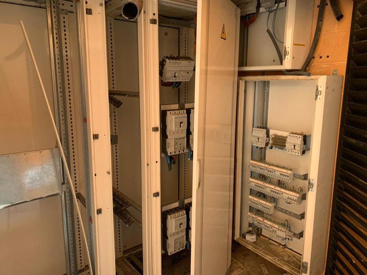 Asaltantes han saqueado la instalación eléctrica del edificio, que también acumula desperfectos por los años de abandono