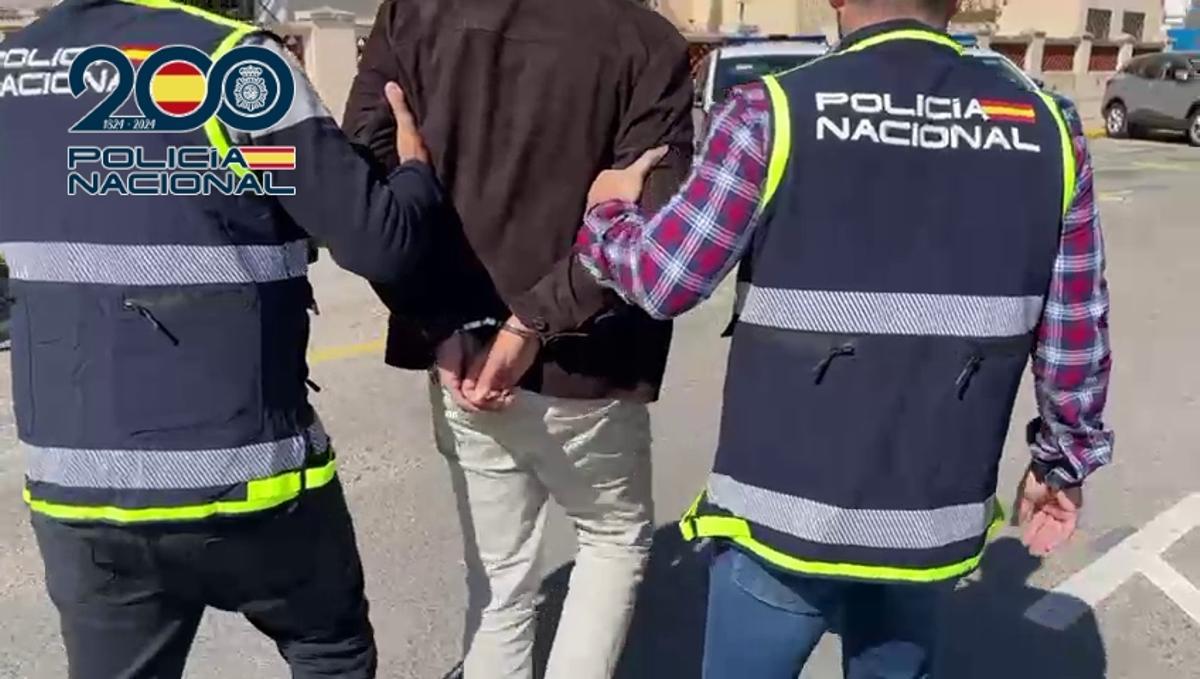 El detenido, custodiado por los agentes de la comisaría de Dénia