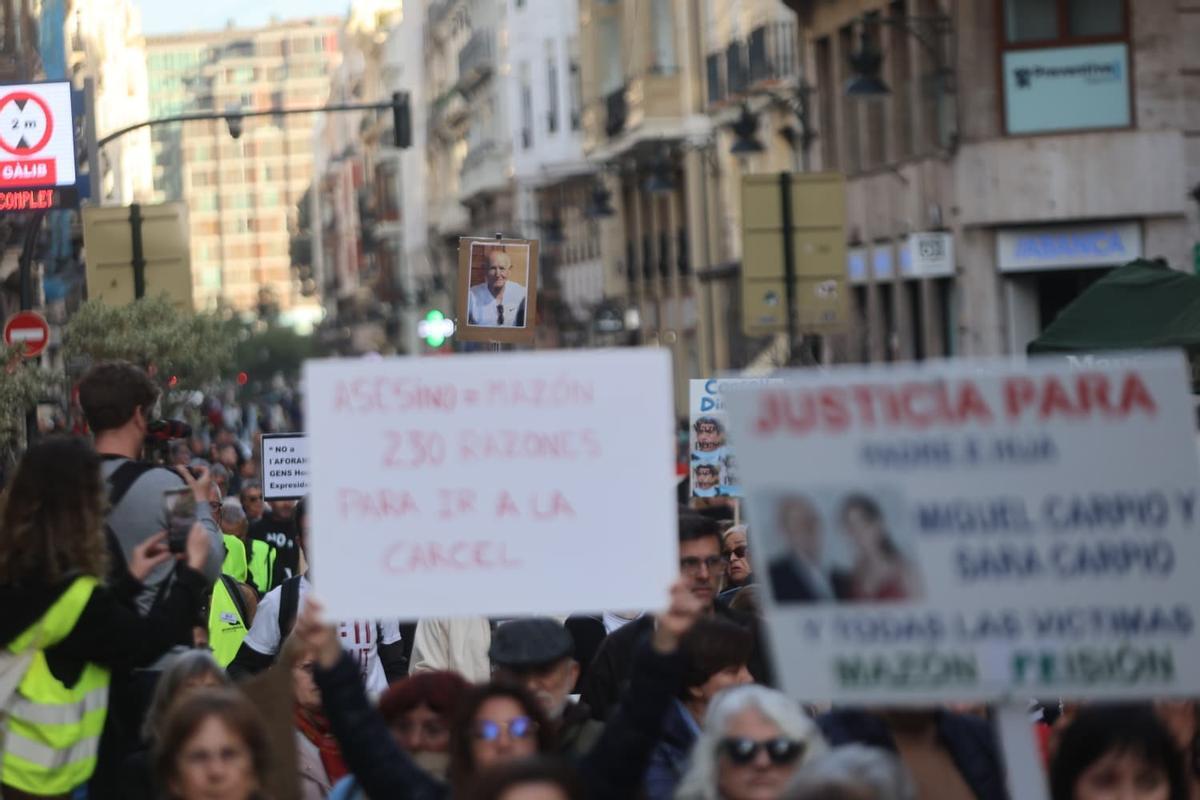 Miles de personas recorren València en la primera manifestación contra Mazón tras su citación como testigo
