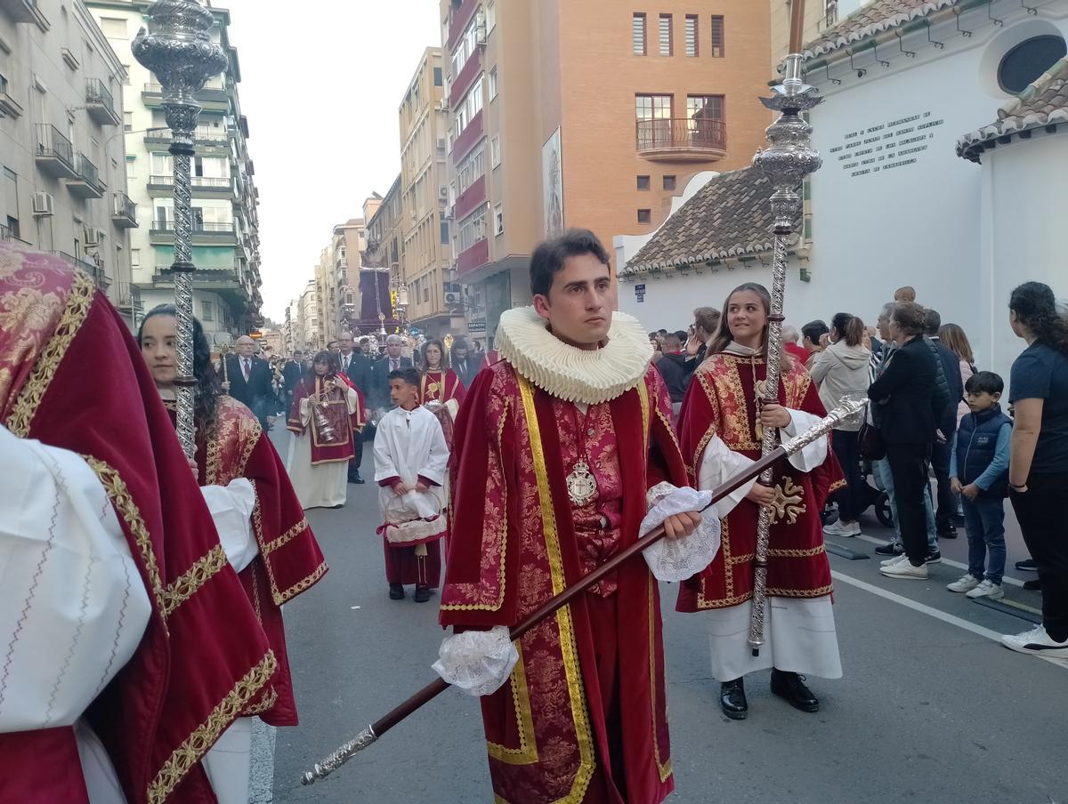 Acólitos acompañan el cortejo del Santo Suplicio.