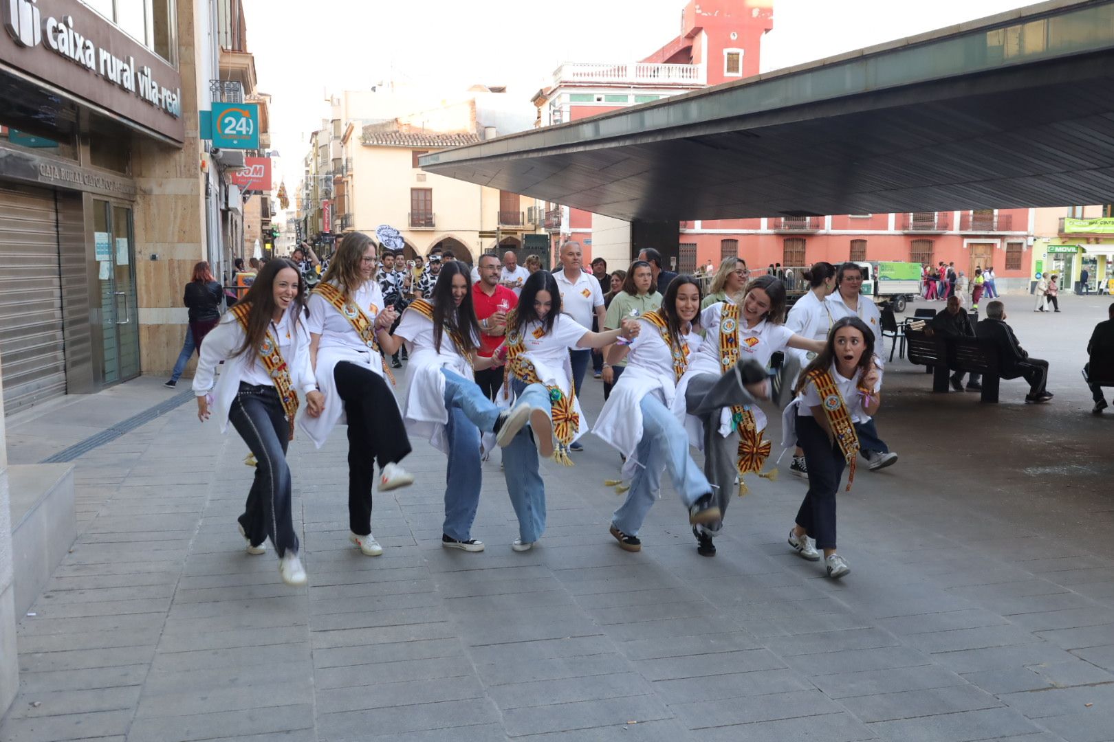 FOTOGALERÍA I Las imágenes de la Nit de la Xulla y del encuentro de elaboración de allioli de las fiestas de Vila-real