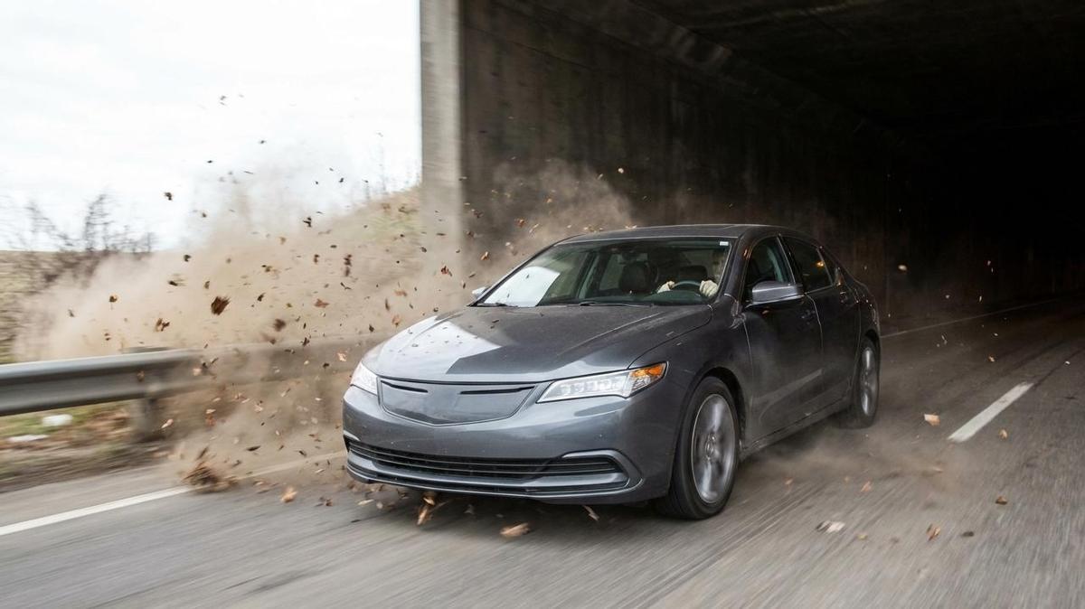 Coche saliendo de un túnel con gran viento lateral debido al temporal