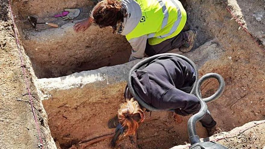 Encuentran restos humanos del siglo XIX en la exhumación de Porreres