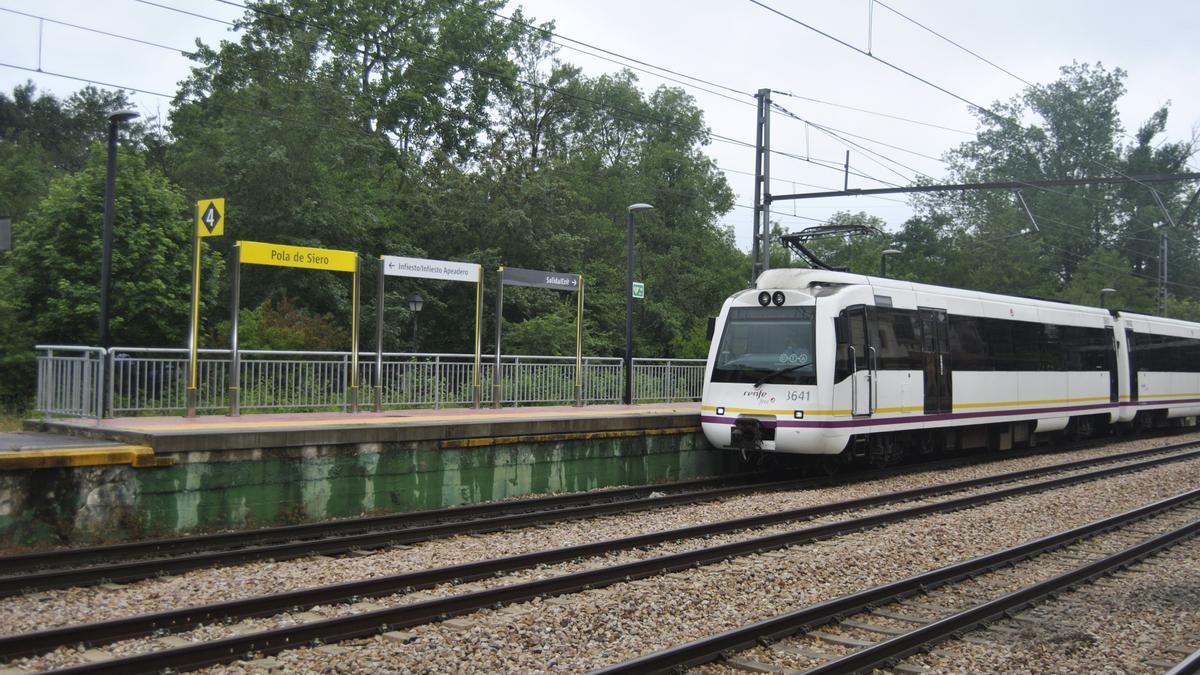Un tren de Renfe Cercanías a su paso por la estación de Pola de Siero.