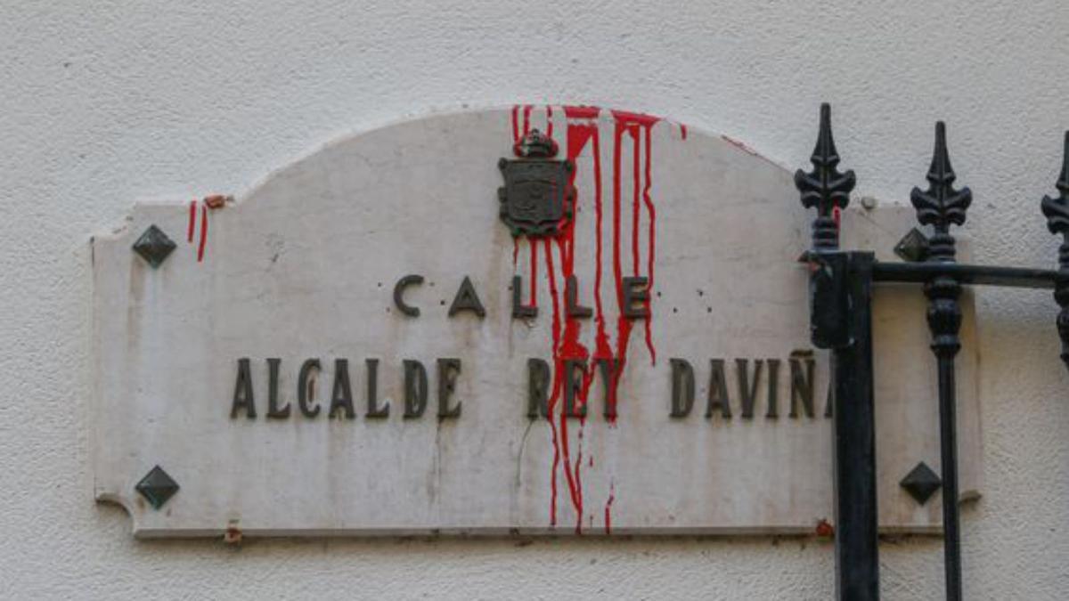 La placa de la Rúa Rey Daviña, en pleno centro de Vilagarcía.