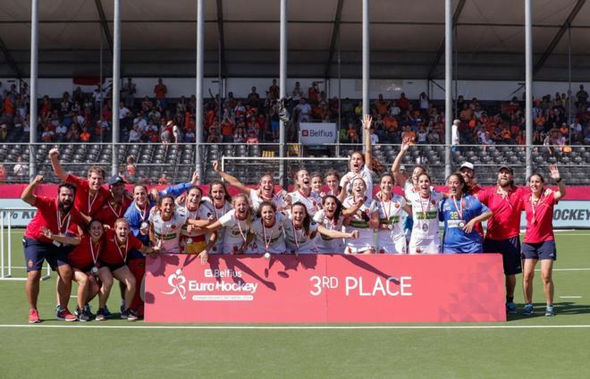 El equipo de España celebra ganar el partido por el tercer puesto femenino de EuroHockey 2019 entre España e Inglaterra en Amberes, Bélgica.