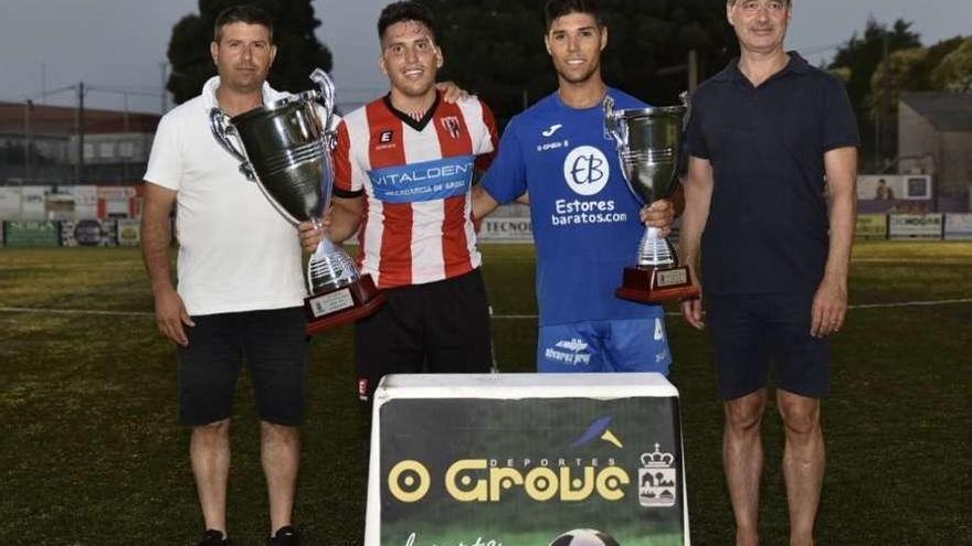 Los capitanes de Céltiga y Unión Grove recogen los trofeos tras el duelo en Monte da Vila. // Muñiz