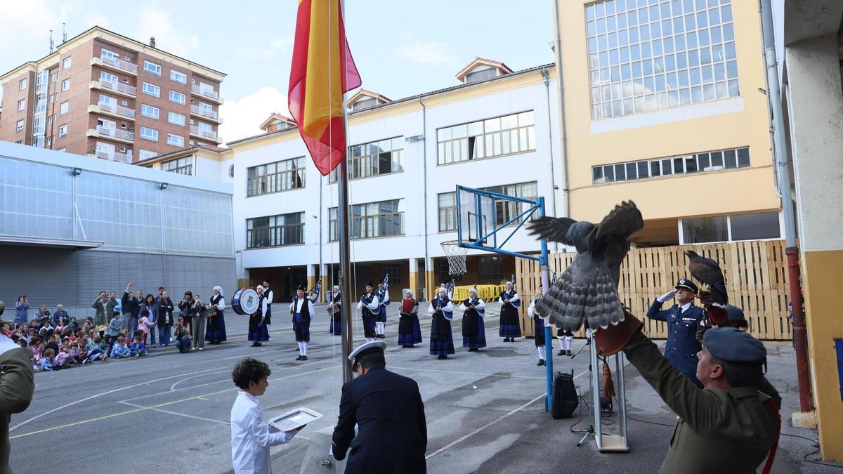 Las Escuelas Blancas izan la bandera de España ante alumnos, miembros del Ejército y del Ayuntamiento