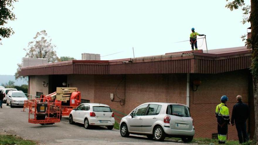 Tineo renueva la cubierta del polideportivo