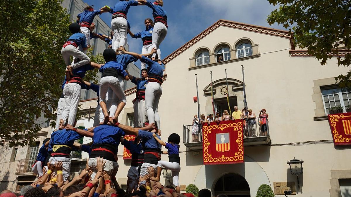 Imagen de una actuación castellera frente al Ayuntamiento de Esplugues en la Fiesta Mayor de Sant Mateu de 2018