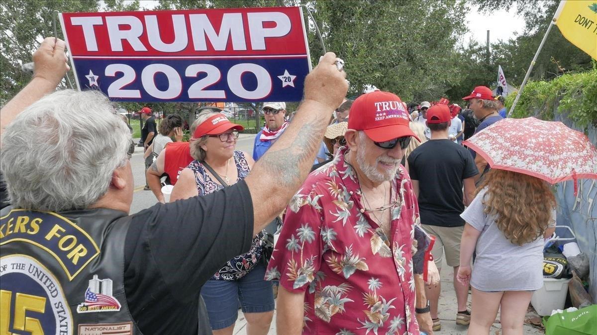 zentauroepp48688446 a supporter of president donald trump holds up a sign as peo190618195502