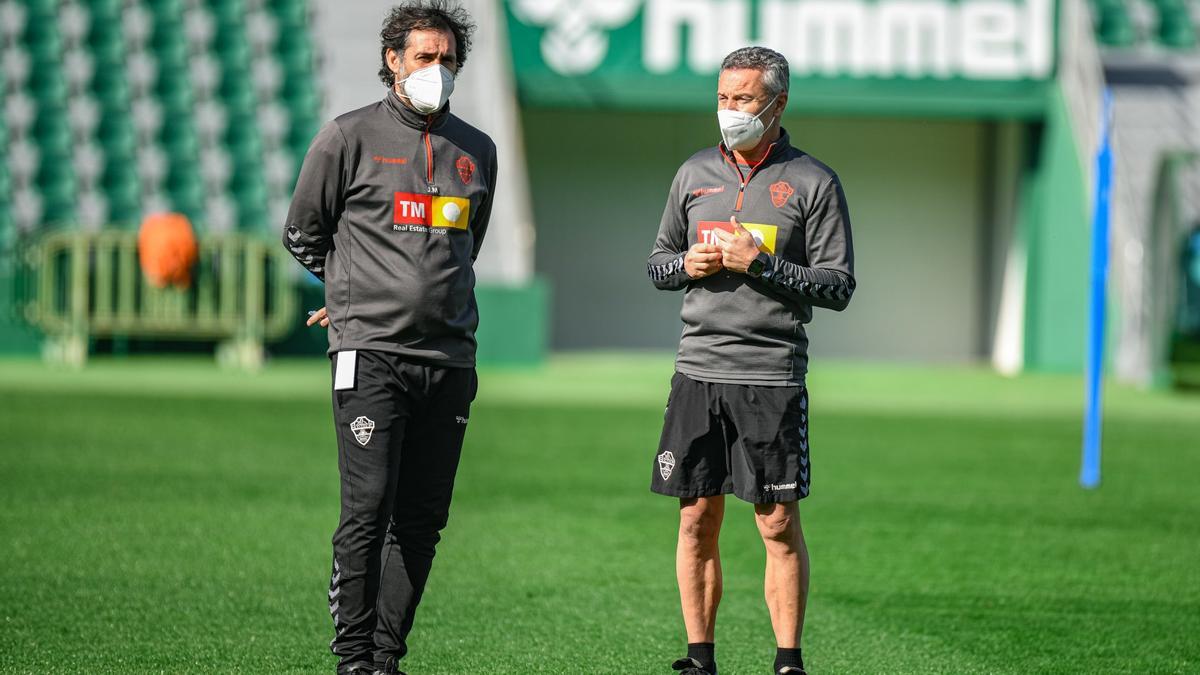 Fran Escribá y su ayudante David Generelo, durante un entrenamiento en el Martínez Valero