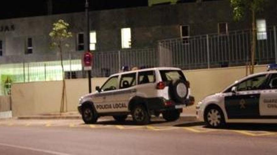 Dependencias de la Policía Local de Mijas, ayer, mientras los agentes de la Guardia Civil efectuaban la investigación.