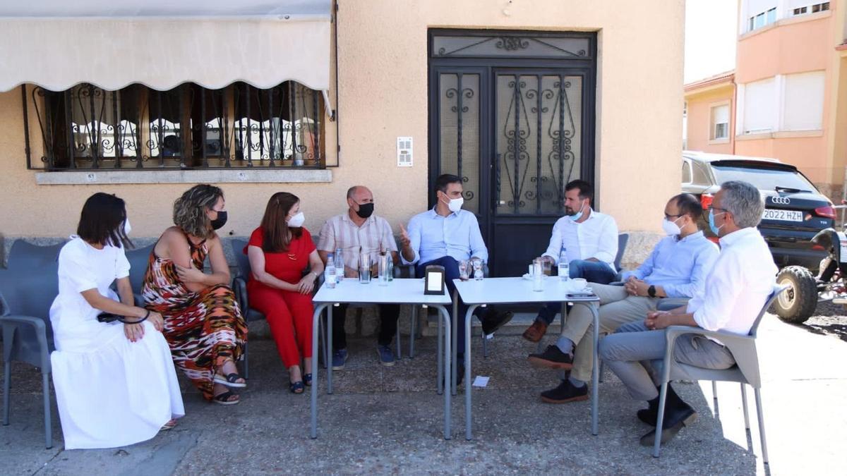 Pedro Sánchez y Luis Tudanca en la terraza de un bar