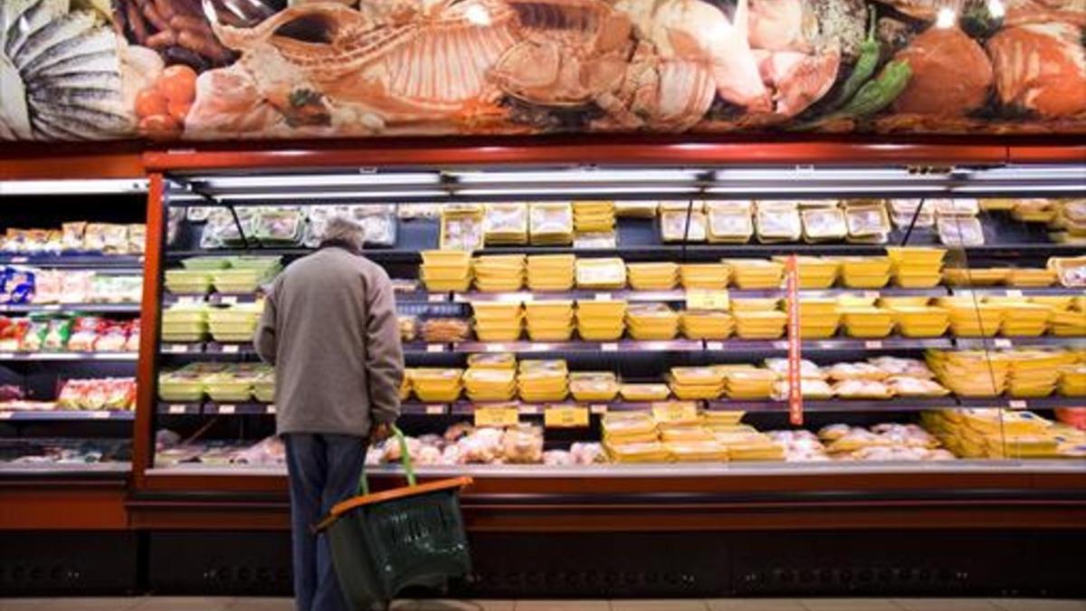 Elección 8Cliente en un supermercado de Mercadona en Barcelona.