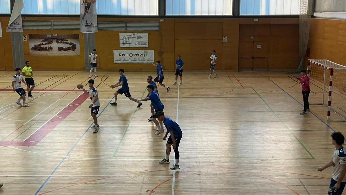 Una imagen del partido entre el Granollers B y el Confía Base Oviedo en pista vallesana.