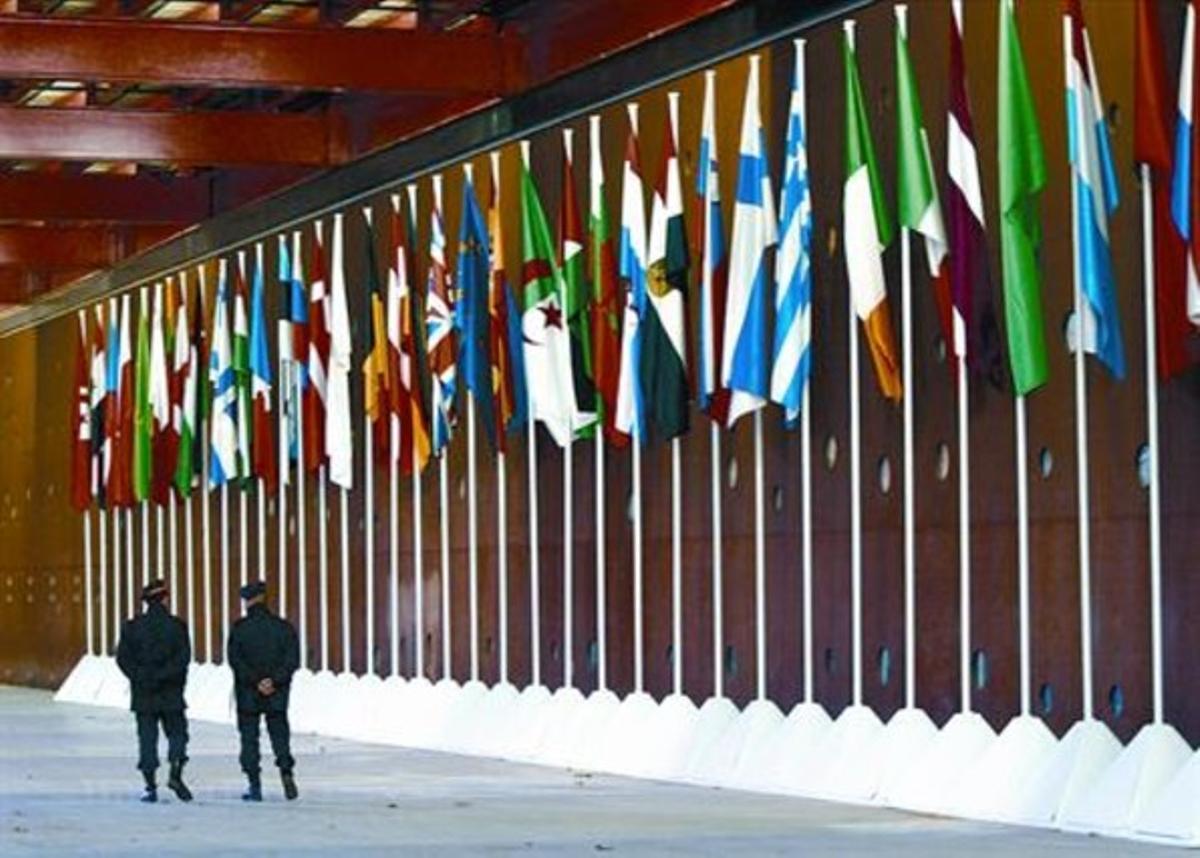 Les banderes dels països de la Unió Europea en una cimera celebrada a Barcelona.