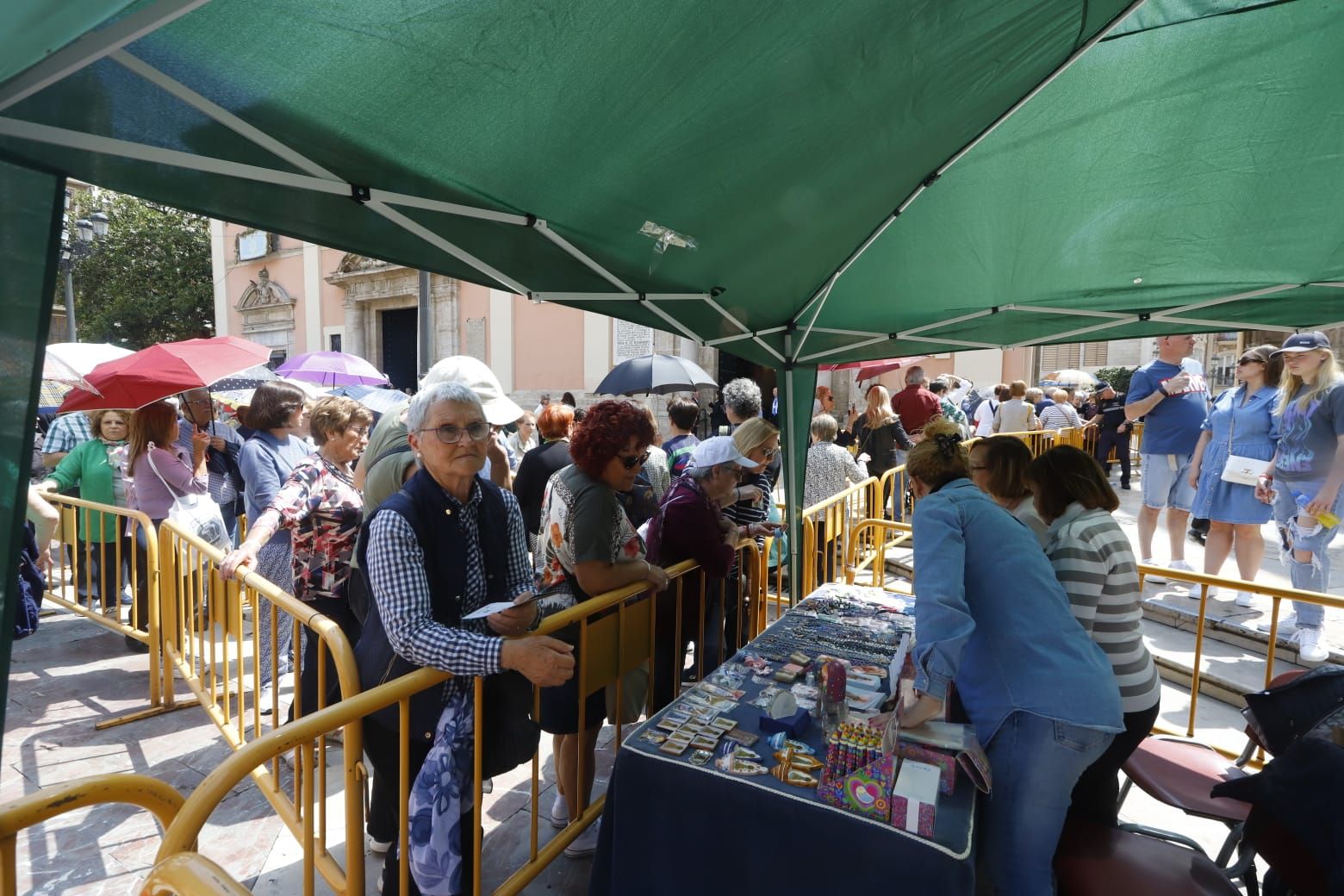 Comienza el Besamanos a la virgen pese al mal tiempo