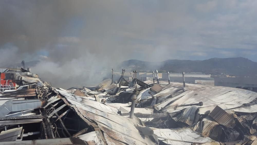 Imágenes de la destrucción provocada por el fuego en una de las panificadoras que proveen a Mercadona.