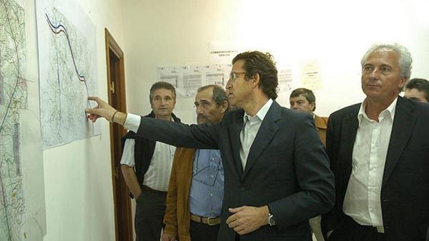 Núñez Feijóo participó en una reunión vecinal en el centro cultural de Vilaza.
