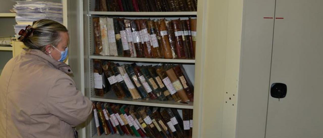 La jueza de paz, Pepa Celard, muestra el armario archivador donde se guardan los libros del juzgado. |  // GONZALO NÚÑEZ