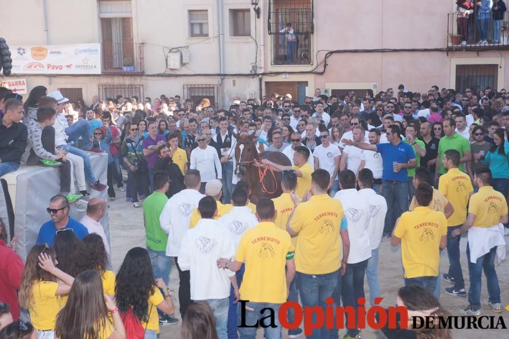 Día uno de mayo, entrada de caballos al Hoyo