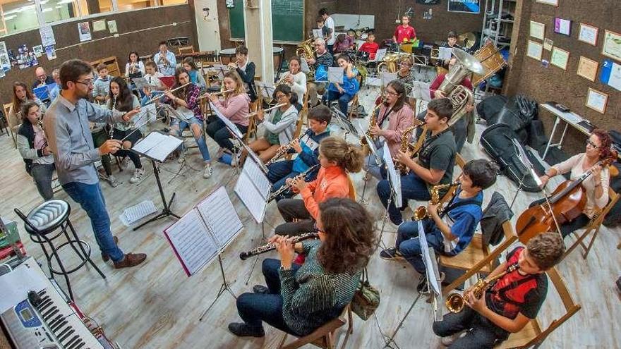 Un ensayo de la Banda Escola de Música de la UVCD de Candeán.  // Eli Regueira