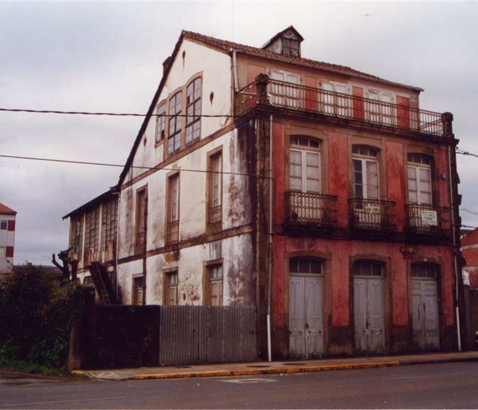 La vivienda, de 1910, estaba emplazada en el número 56 de Fernando Conde, en un barrio conocido como Villa Brasil.