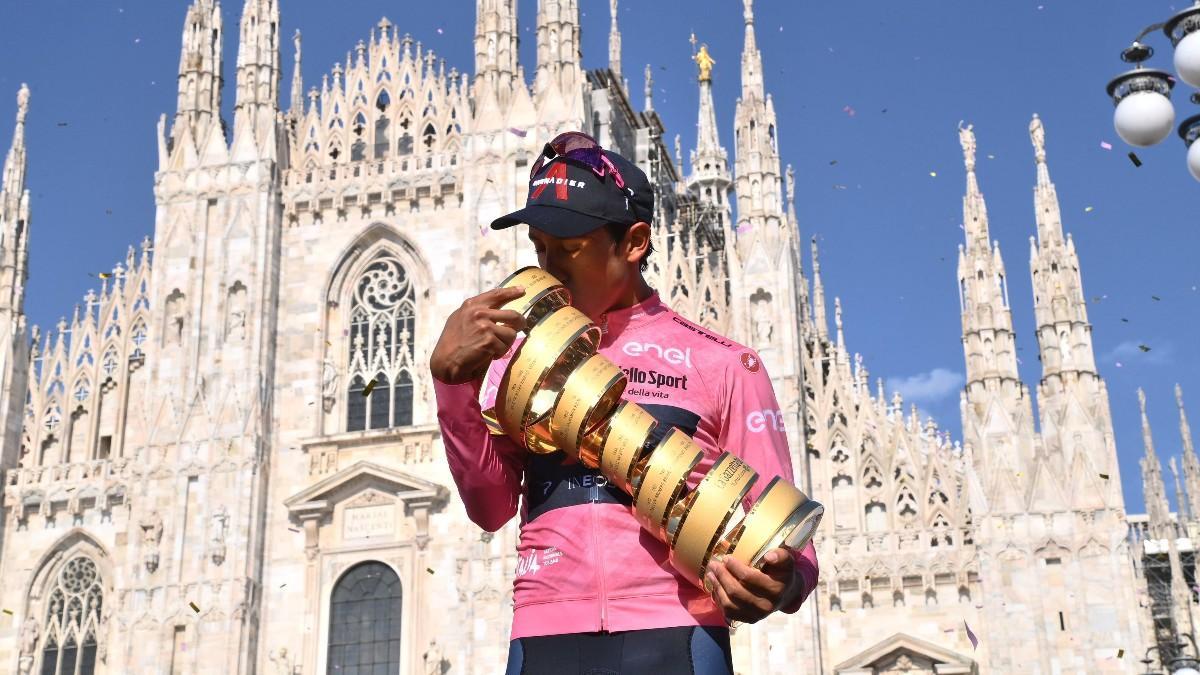 Bernal, con el trofeo de ganador del Giro de Italia