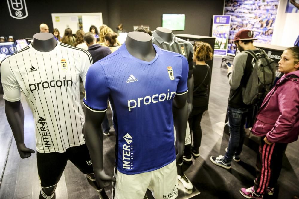 Primer día de venta de la nueva equipación del Real Oviedo