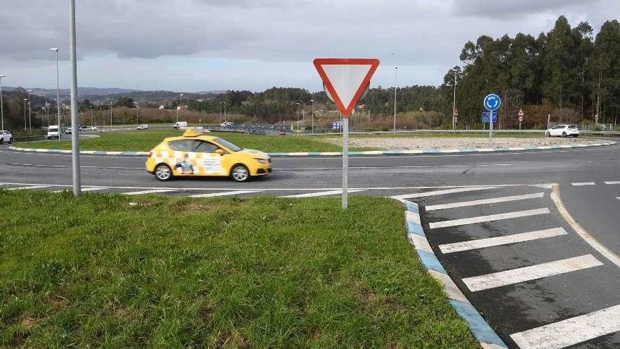 Rotonda donde termina la vía ártabra, en la Nacional-VI, desde donde enlazará con la AP-9.