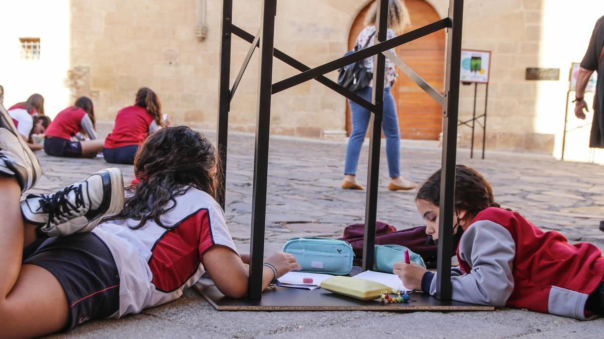 Alumnos del colegio Sagrado Corazón dibujan en la parte antigua, este viernes.