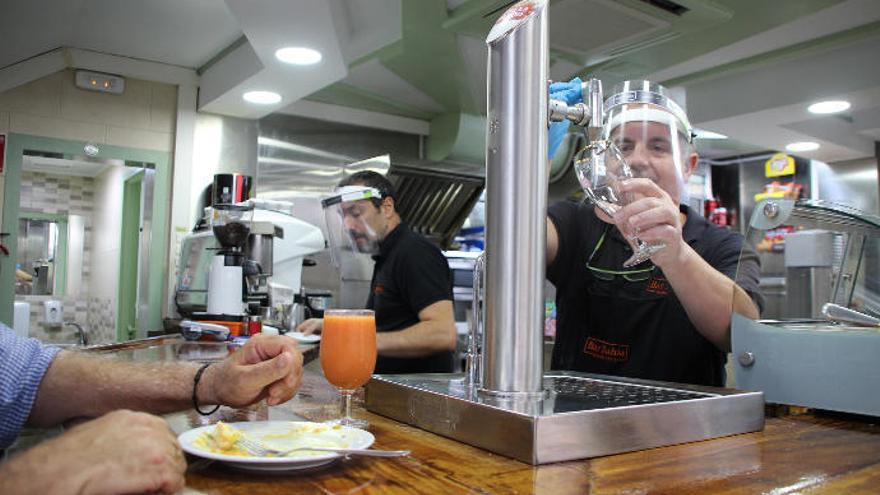 Camareros de un bar-cafetería de Santa Cruz de La Palma en faena.