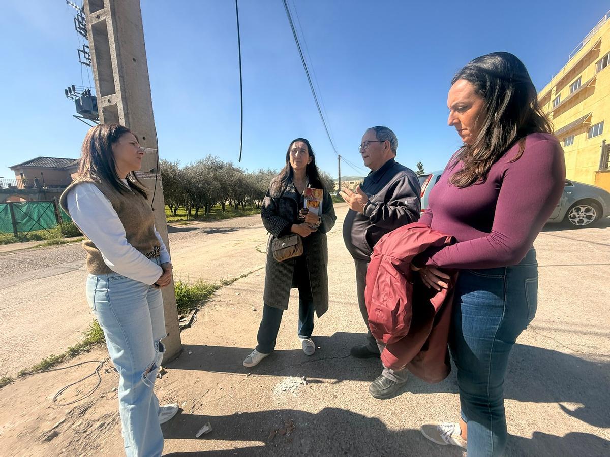 Las concejales de Vox con vecinos del polígono de Las Quemadas.