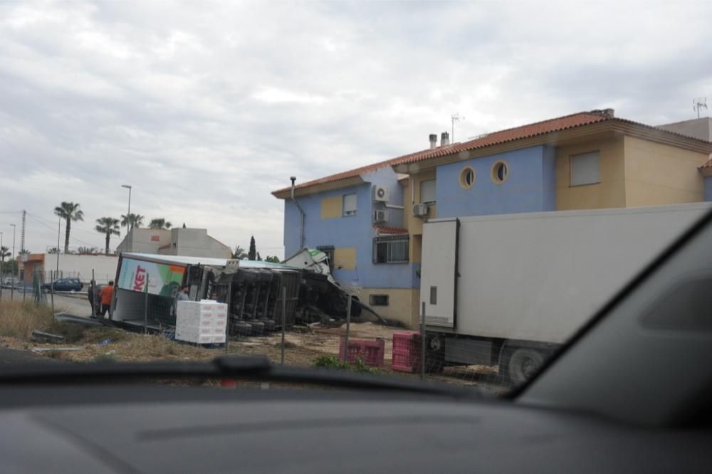 Un tráiler se estrella contra una casa en Librilla