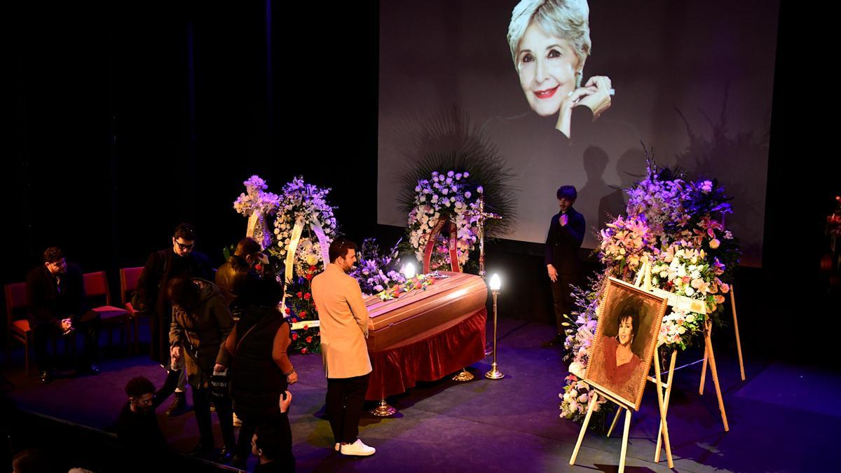 Capilla ardiente de la actriz y cantante Concha Velasco, instalada este sábado en el Teatro de La Latina de Madrid.