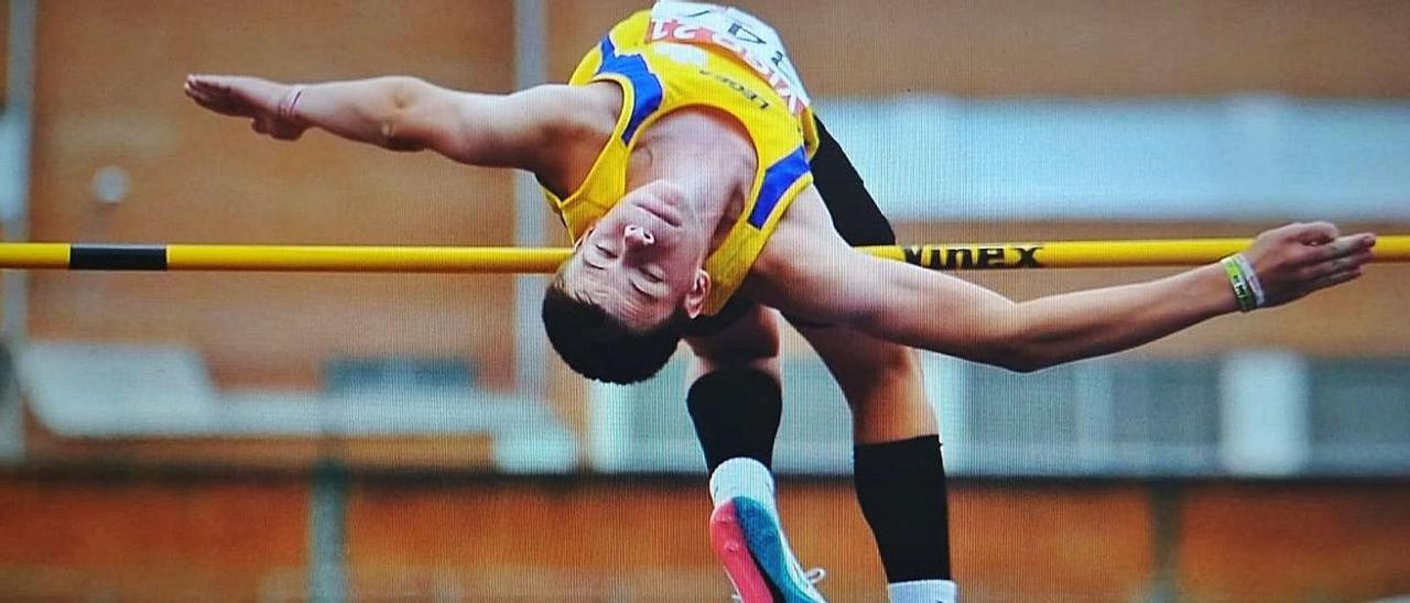 Diego Martínez durante uno de los saltos en el Campeonato de Galicia absoluta. |  // VILA DE CANGAS